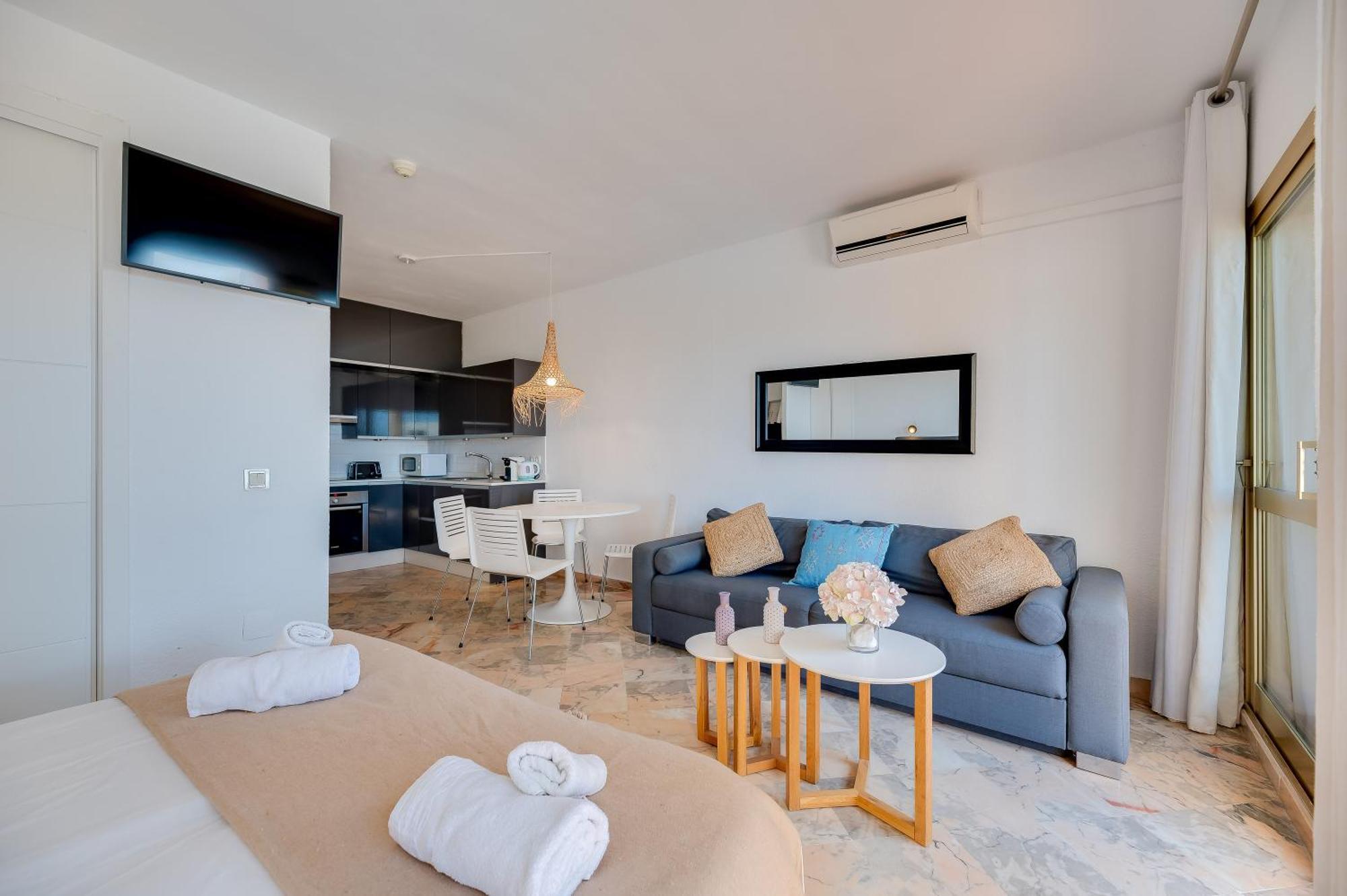 Front Line Beach Studio Apartment ماربيا المظهر الخارجي الصورة