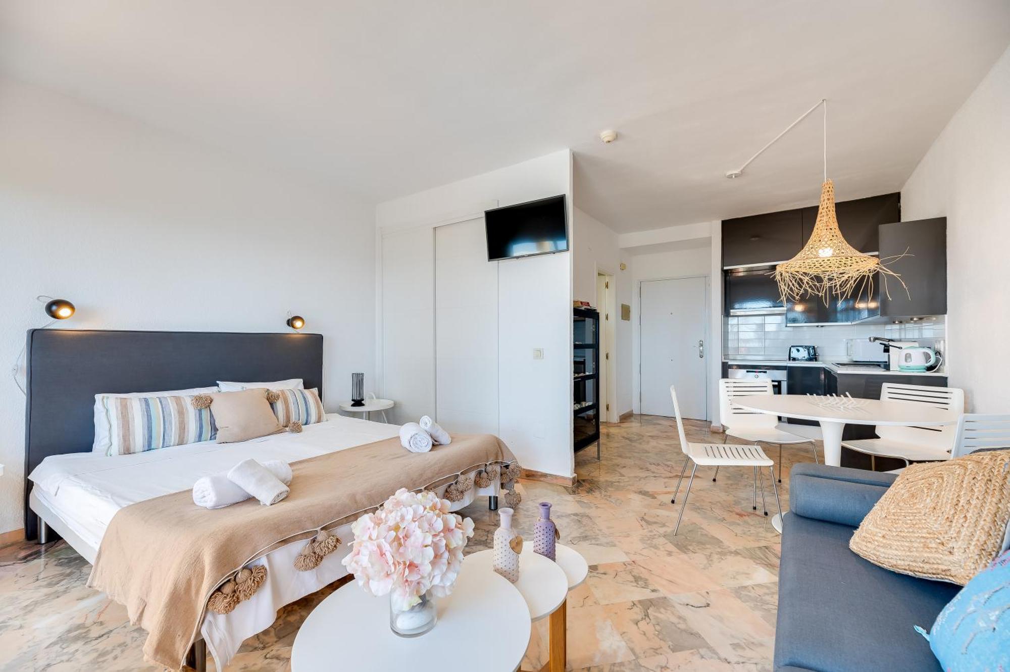 Front Line Beach Studio Apartment ماربيا المظهر الخارجي الصورة